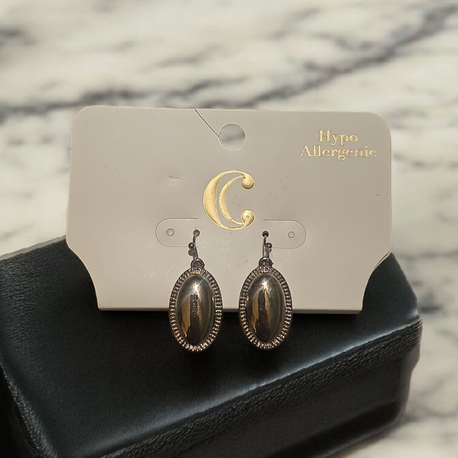 Charming Charlie Smoky Crystal Dangle Earrings 8$